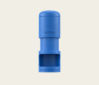 Soap Press zeepdispenser, signal blue.